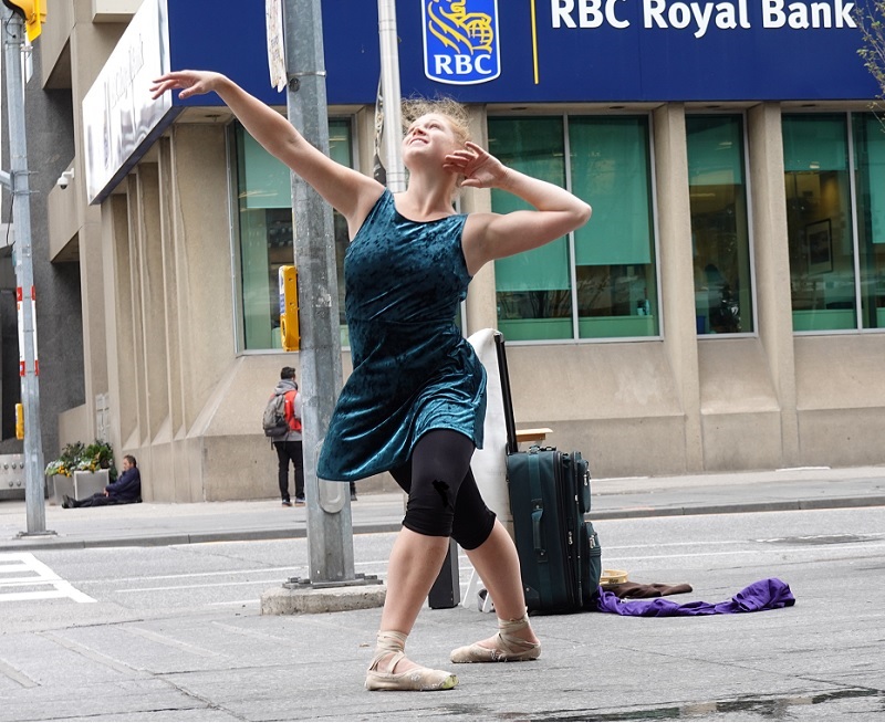 爱丽莎•库里（Elyssa Currey）: 多伦多街头芭蕾舞表演