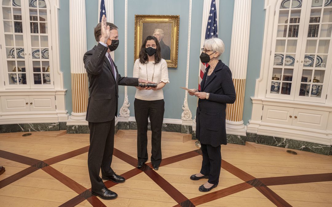 美国新任驻华大使宣誓就职 对华立场引关注